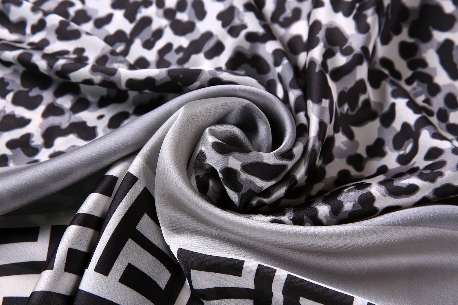 Étole de Soie Black Léopard Double F Noir 100% Soie 180x90cm