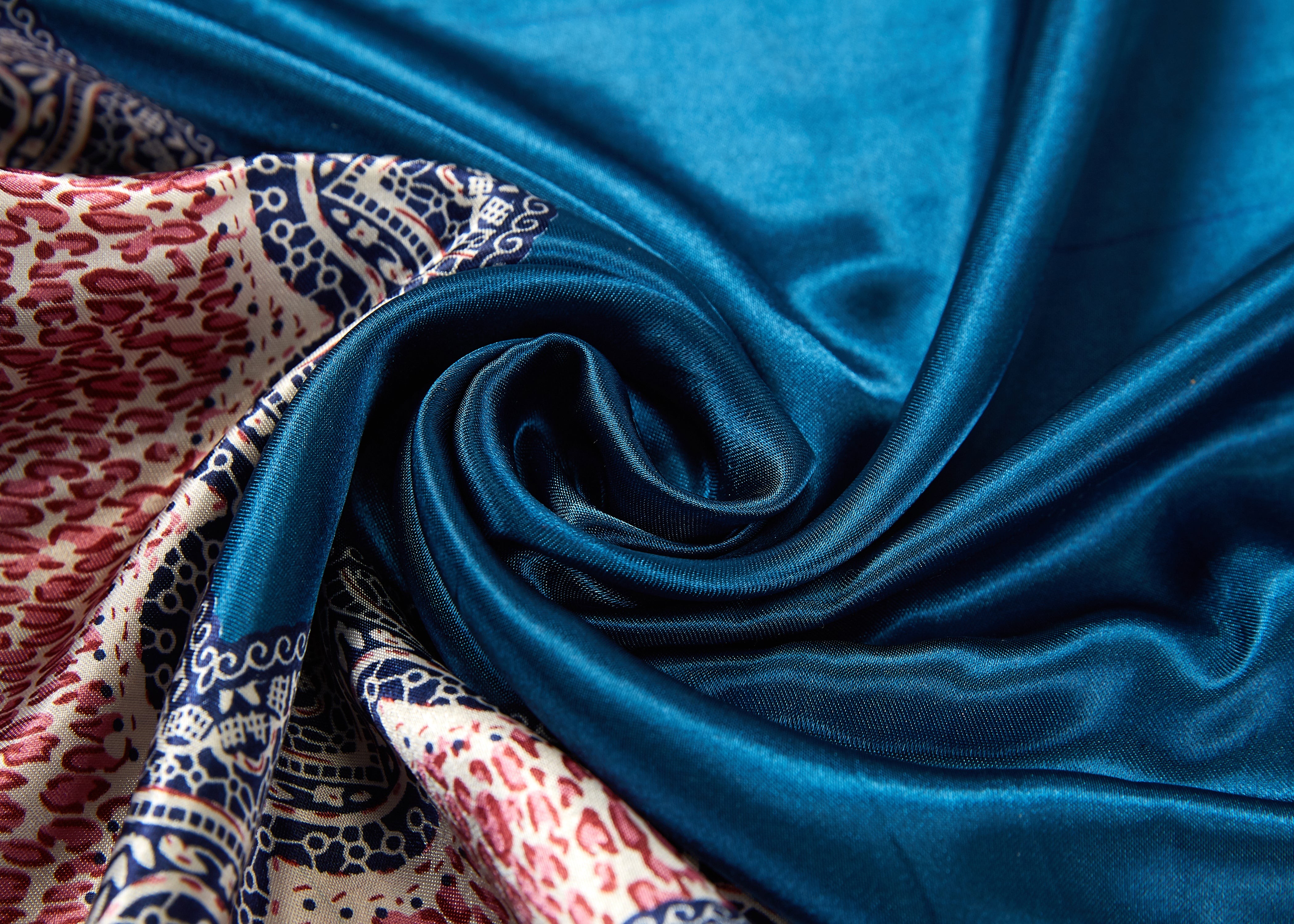 Grand carré de Soie Blue Plain Zoé Bleu 100% Soie 90x90cm