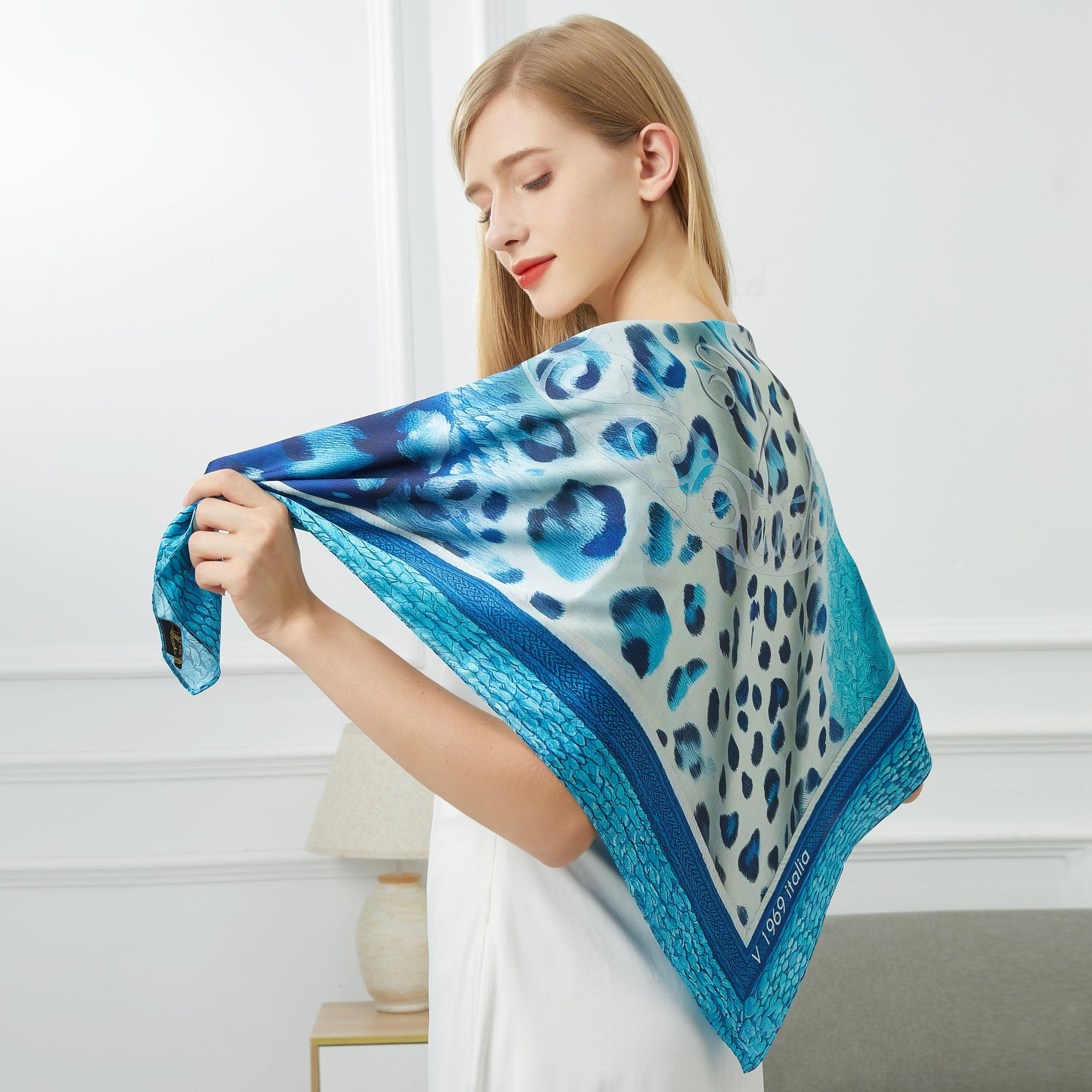 Carré de soie Grand Blue Tiger Bleu 100% Soie 90x90cm